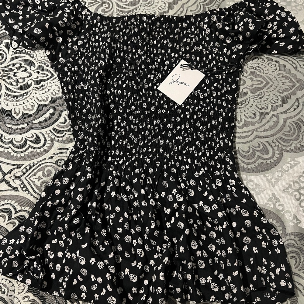 Japna nwt peplum style on or off shoulder top.